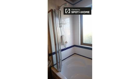 Single Bedroom for rent in 4-Bedroom House in Clontarf - Photo 4