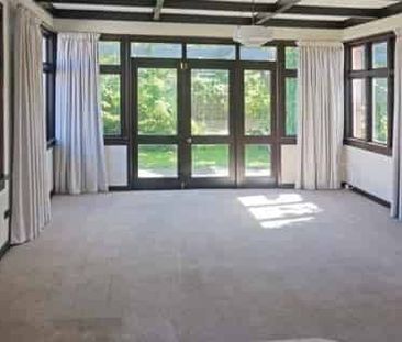 Unbeatable Gladstone Location – Warm, Sunny Home - Photo 1