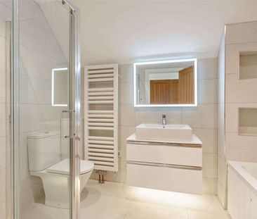 Three bedroom stable in a popular village location - Photo 6