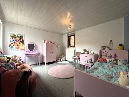 Ruim appartement met 4 slaapkamers en overdekte autostaanplaats - Photo 3