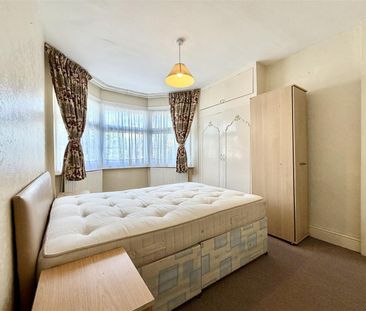 3 bed house to rent in Berridge Green, Edgware, HA8 - Photo 4