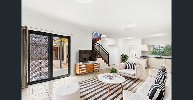 Spacious & Stylish Townhouse In Convenient Location - Photo 1