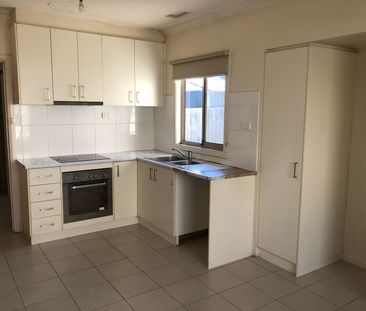 Three Bedrooms in a Great Location - 6 Month Lease - Photo 3