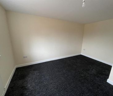 4 bedroom semi-detached house to rent - Photo 3