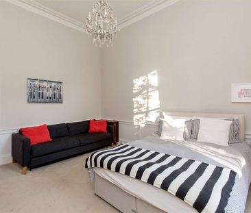 Enchanting five bedroom detached Georgian family house which sits i... - Photo 3