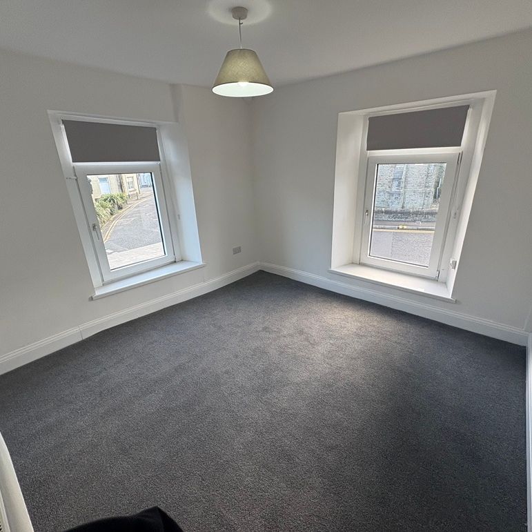 First Floor Flat, Woodfield Street, Morriston, SA6 8BW - Photo 1