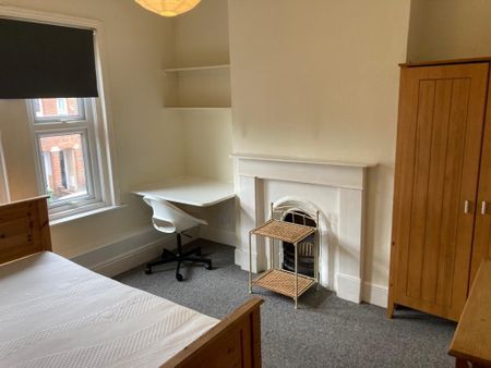 5 Bed Terraced House, Milton Road, SO15 - Photo 3