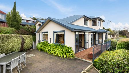 Warm, modern, executive home coming available (furnished) - Photo 2