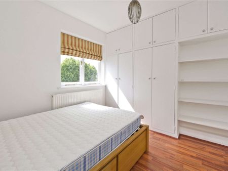 This modern one bedroom flat is situated on the fourth floor of a period building in Bayswater - Photo 4