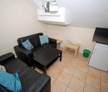 3 bedroom flat to rent - Photo 6