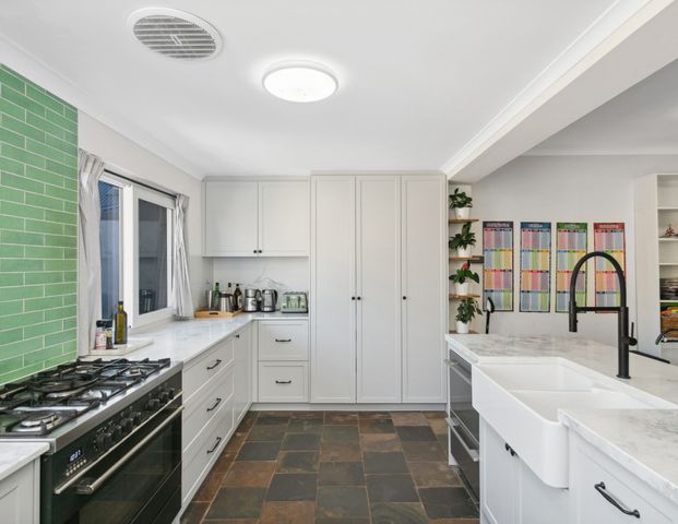 LARGE RENOVATED 4x2 FAMILY HOME IN WEMBLEY DOWNS - Photo 1
