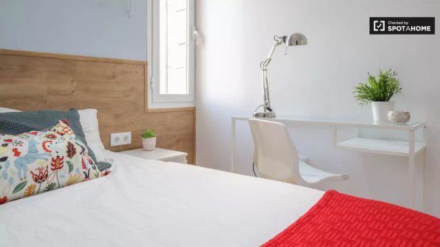 Room in a shared 8-bedroom apartment for rent in Ibiza, perfect for professionals and students - Photo 1