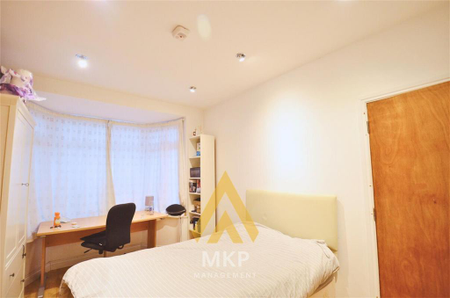 4 bedroom semi-detached house to rent - Photo 3