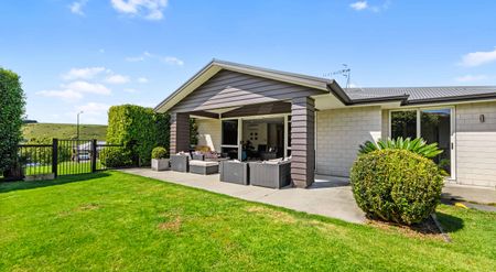 Welcome to this modern and inviting 3-bedroom rental home in Welcome Bay. - Photo 3