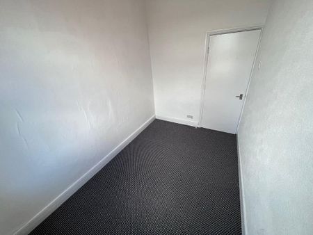 3 bedroom flat to rent - Photo 2