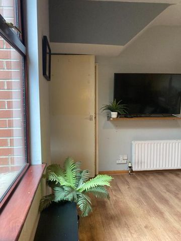 2 Lisburn Avenue, Belfast, BT9 7FX - Photo 2