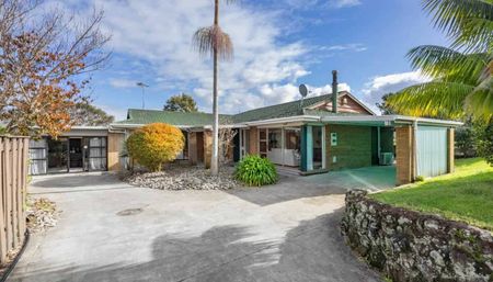 Spacious Family Home in Pakuranga Heights - Photo 4