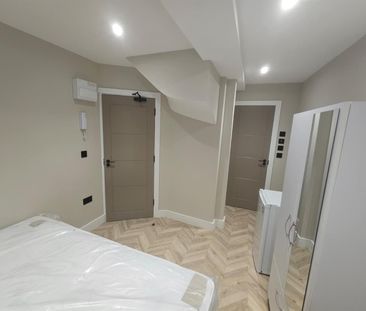Conway Crescent, Perivale, Greenford UB6, London - Photo 2
