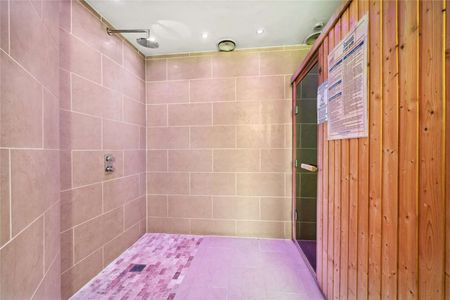 Large 1 bedroom apartment of 676 sq ft on the 3rd floor of a very well maintained building in central Westminster. The development has a 24hr concierge, a gym and a small pool. - Photo 5