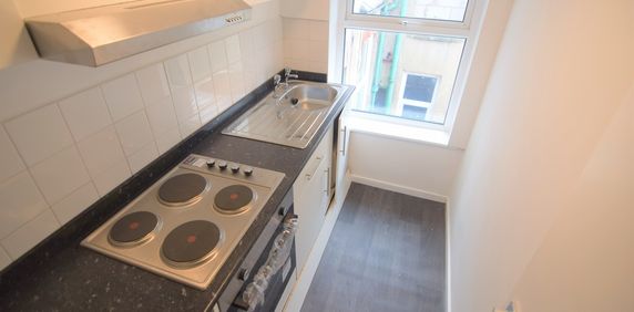 To Let 1 Bed Flat - Photo 2