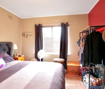 Cosy, Lovely Partly-Furnished Unit! - Photo 5