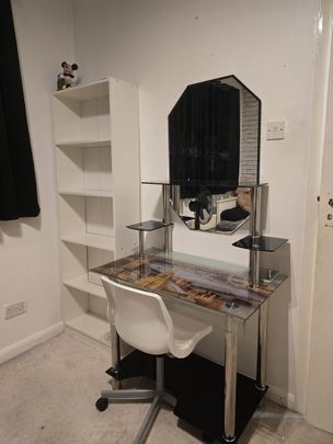 1 bedroom in a house share to rent - Photo 1