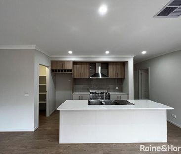 3 Ravine Place, Thornhill Park, VIC 3335 - Photo 3