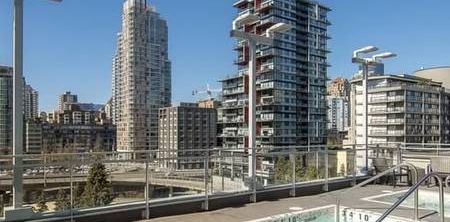 Luxurious FURNISHED 1 BED/1BATH + DEN unit with WATER view (Vancouver) - Photo 2