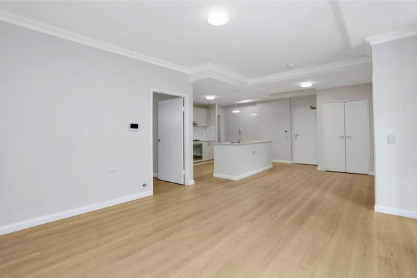 Private, Carefree Centrally Located Modern Apartment with Floorboards - Photo 1