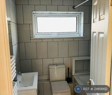 3 bedroom semi-detached house to rent - Photo 6