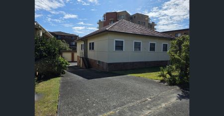 Conveniently Located 2-Bedroom Flat in a Small Block of 4 - Photo 2