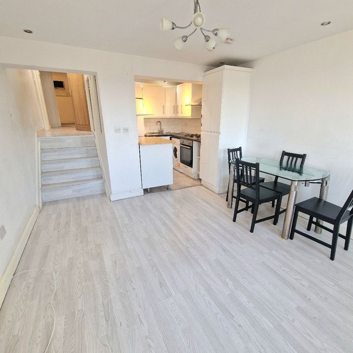 3 Bed Flat, Morden Road, SW19 - Photo 1