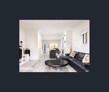 Modern Town House Living! - Photo 1
