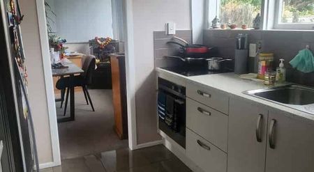 Spacious 4BR Family Home in Pakuranga - Photo 5