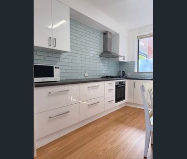 Partly Furnished Ground-Floor Apartment Moments from Chadstone - Photo 4