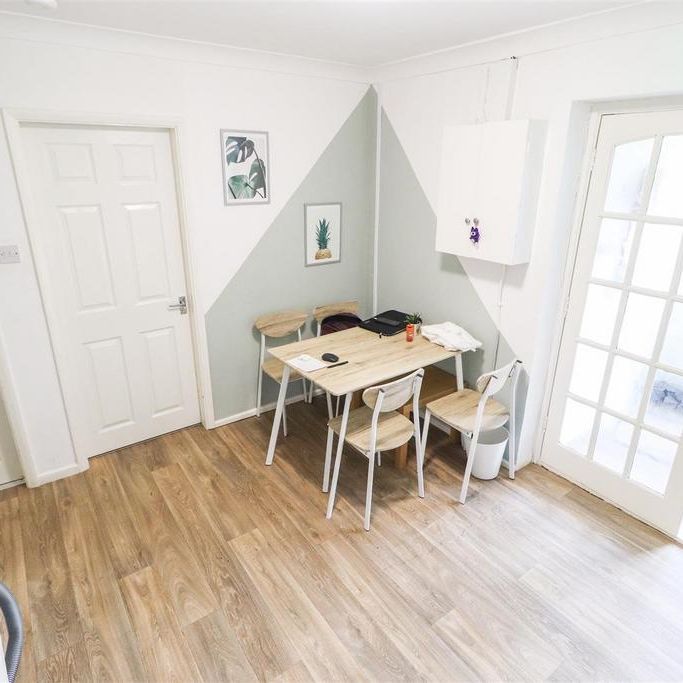 1 bedroom in a house share to rent - Photo 1