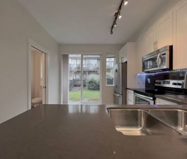 LANGLEY - 3 BEDROOM, 2.5 BATHROOM TOWNHOUSE NOW AVAILABLE - Photo 4