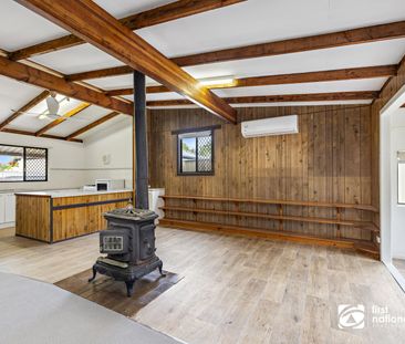 LOCATION! LOCATION ! FAMILY HOME NEAR THE BAY IN BEAUTIFUL VICTORIA... - Photo 1