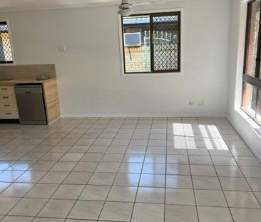 Fresh and Private 3 Bed home with Pool Opposite Bellview Park - Photo 6