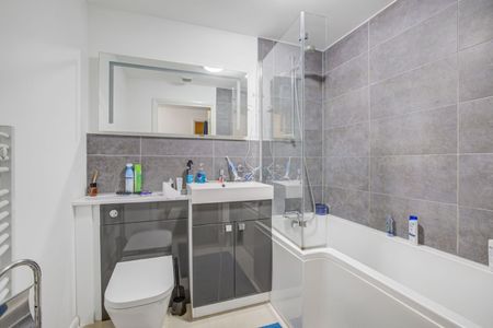 St. George Wharf, London, SW8 - Photo 3