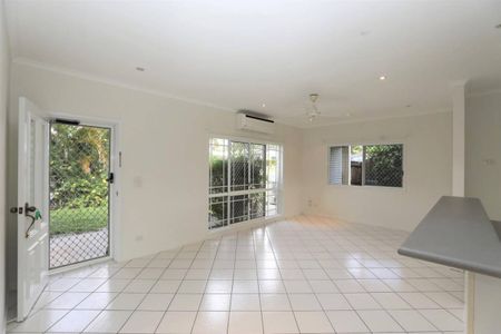 Location Location - Airconditioned - Extra Hobby Room - Fully Fenced - Photo 2