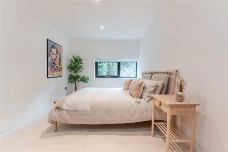 2 bedroom flat in Primrose Hill - Photo 5