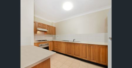 Two bedroom apartment in convenient location - Photo 3
