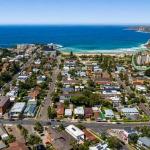 Experience the best of Freshwater with the beach, cafés and village all within easy walking distance. - Photo 3