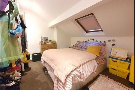 3 Bedroom 3 Bathroom House - Photo 2