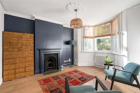 One bedroom flat within a period conversion with private garden. - Photo 5