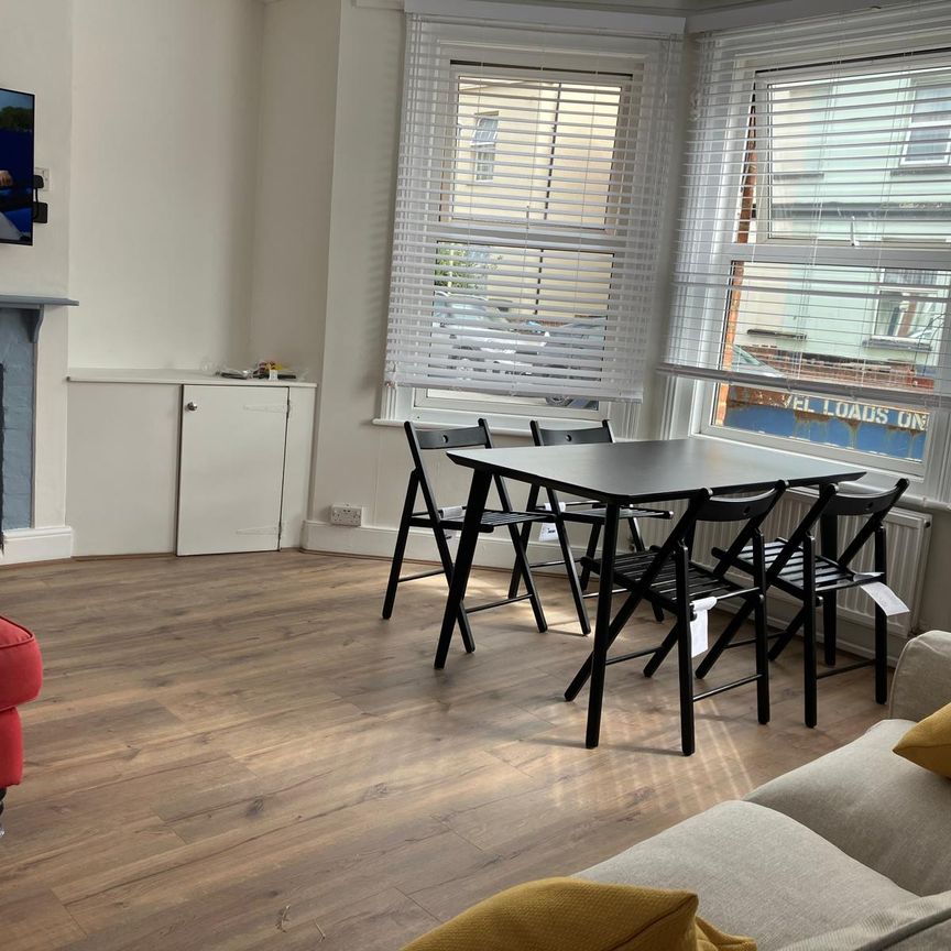 6 bedroom house - Photo 1