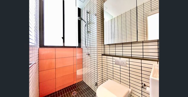 Pet Friendly Two Beds Apartment Close to East Village Shopping Centre - Photo 1