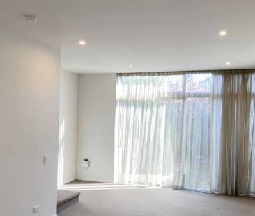 Modern Two Bedroom Unit in Convenient Location - Photo 5