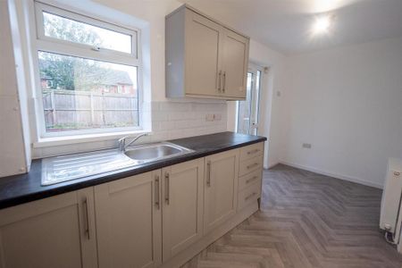 2 bedroom semi-detached house to rent - Photo 5